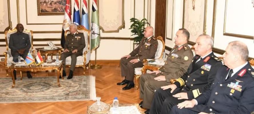 الفريق أول عبد المجيد صقر يلتقي نائب رئيس الوزراء ووزير الدفاع الوطني بجمهورية الكونغو الديمقراطية