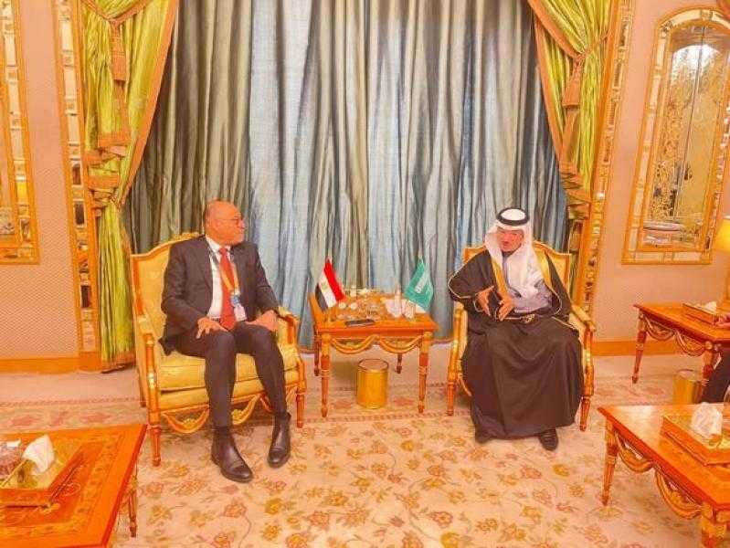 وزير العمل يلتقي نائب وزير الموارد البشرية والتنمية الاجتماعية السعودي.