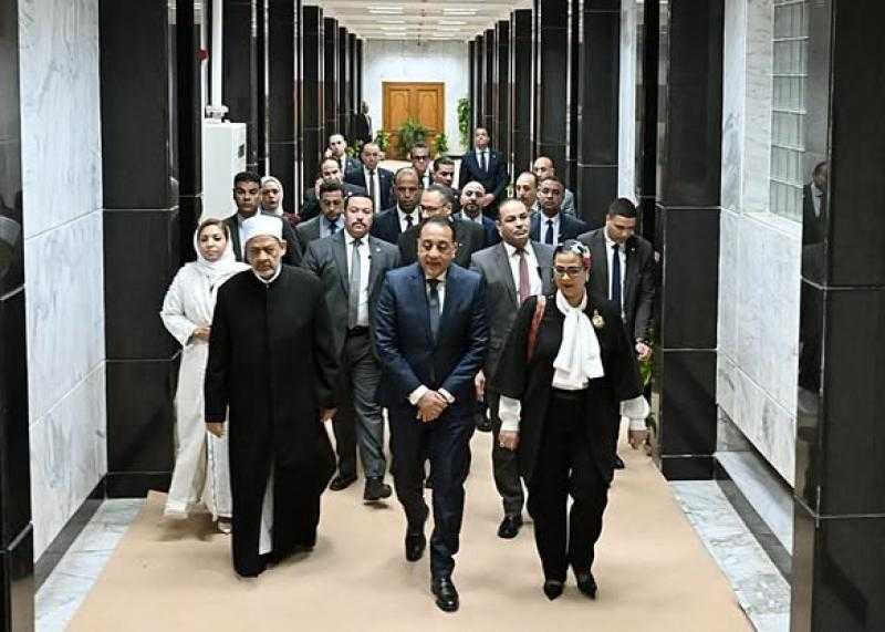 مدبولي يتفقد معرضي ”قومي المرأة” والأزهر الشريف على هامش مؤتمر ”استثمار الخطاب الديني والإعلامي في دول التعاون الإسلامي”