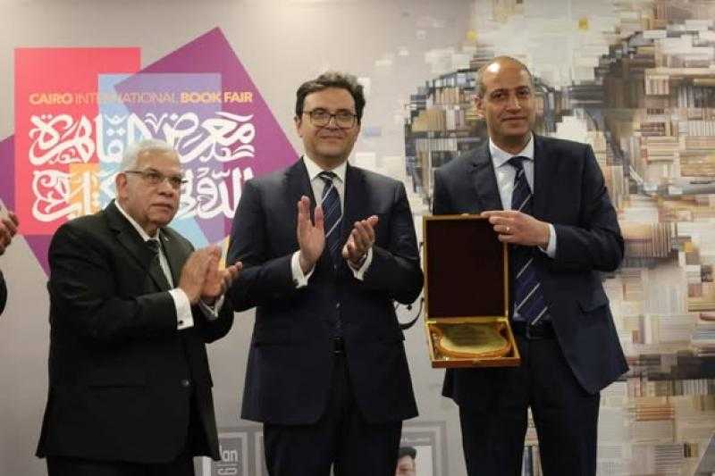 وزير الثقافة يُكرّم الفائزين بجوائز الدورة السابعة والخمسين لمعرض القاهرة الدولي للكتاب ويشكر جميع القائمين على فعالياته
