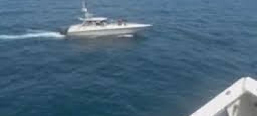 زوارق إيرانية تقترب من ناقلة نفط أمريكية قبالة مضيق هرمز