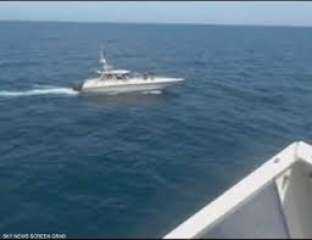 زوارق إيرانية تقترب من ناقلة نفط أمريكية قبالة مضيق هرمز زوارق إيرانية تقترب من ناقلة نفط أمريكية قبالة مضيق هرمز