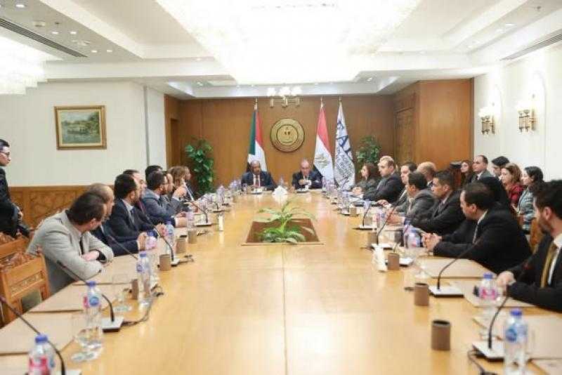 وزير الخارجية يكرم الفريق الطبي المصري الموفد إلى السودان تقديرًا لجهوده الطبية