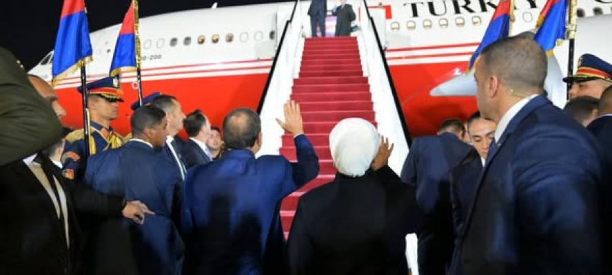 السيدة انتصار السيسي مودعة الرئيس أردوغان وقرينته: ”من أرض الكنانة في وداع ضيوف مصر الكرام”