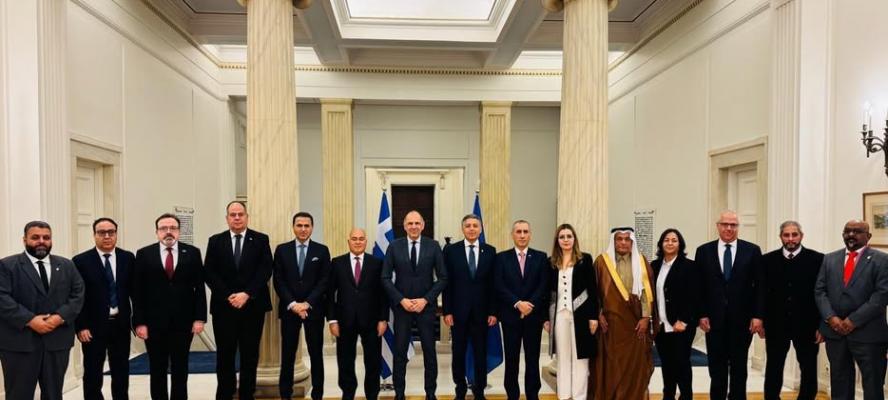سفير مصر لدى اليونان يلتقي والسفراء العرب بوزير خارجية اليونان