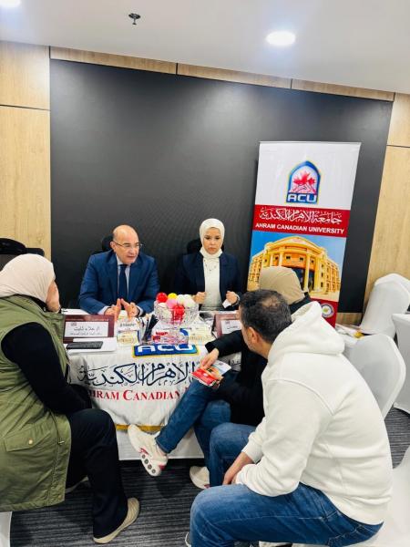 مشاركة كبيرة للجالية المصرية في معرض الجامعات بالكويت