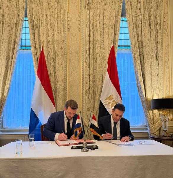 سفير مصر بهولندا يشارك في مراسم التسليم الرسمية لرأس حجري نادر منسوب إلى عصر الملك تحتمس الثالث