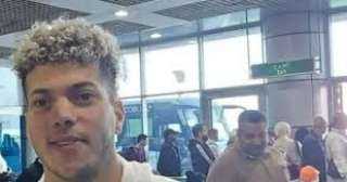 إمام عاشور بملابس الإحرام قبل السفر لأداء مناسك العمرة