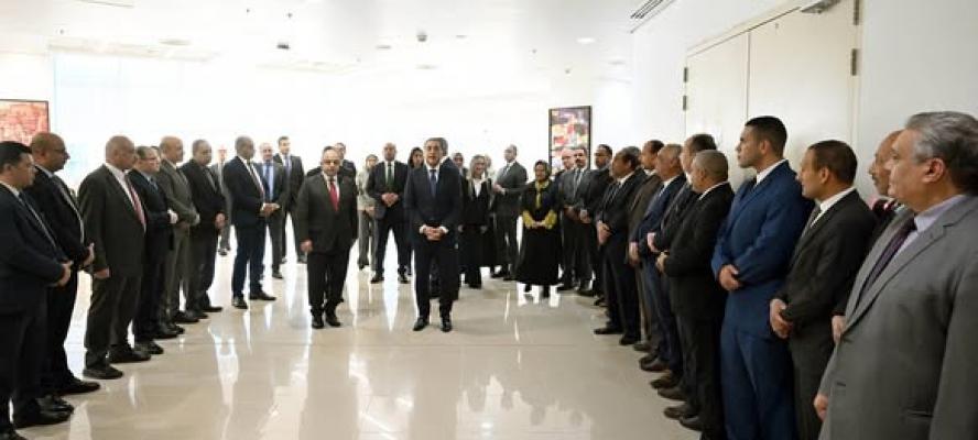 رئيس الوزراء يمر على الموظفين بجميع قطاعات مجلس الوزراء ويقدم الشكر على جهودهم المبذولة