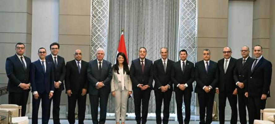 رئيس الوزراء يُكرم الوزراء السابقين .. ويؤكد: نستكمل ما بناه السابقون .. وهدفنا جميعًا خدمة المواطن