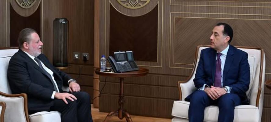 رئيس الوزراء يلتقي محافظ البنك المركزي لبحث عدد من الملفات المهمة