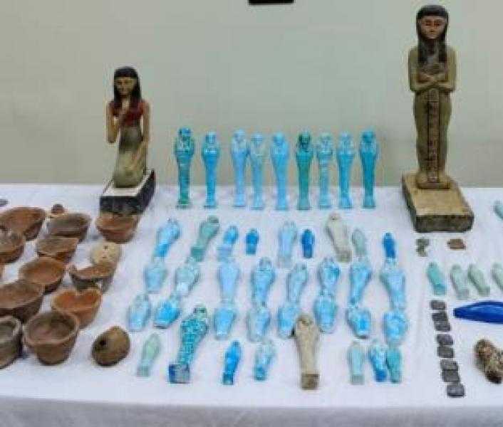 ضبط عامل بأسيوط بحوزته 509 قطع أثرية متنوعة