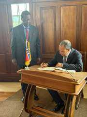 وزير الخارجية يلتقي نظيره الكيني لبحث تعزيز الشراكة الاستراتيجية والتعاون الثنائي وزير الخارجية يلتقي نظيره الكيني لبحث تعزيز الشراكة الاستراتيجية والتعاون الثنائي