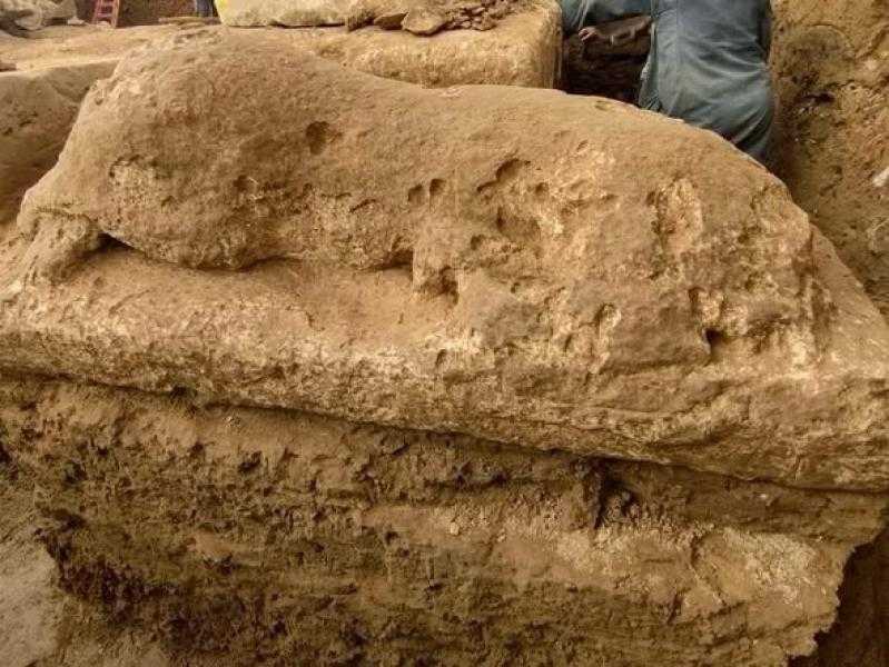 بعثة أثرية مصرية-صينية تكشف عن مبنى من الحجر الجيري يُرجّح انتماؤه لمعبد الملك أبريس بمنطقة ميت رهينة