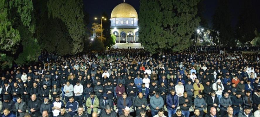 100 ألف مصلٍ يؤدون العشاء والتراويح في ”الأقصى”