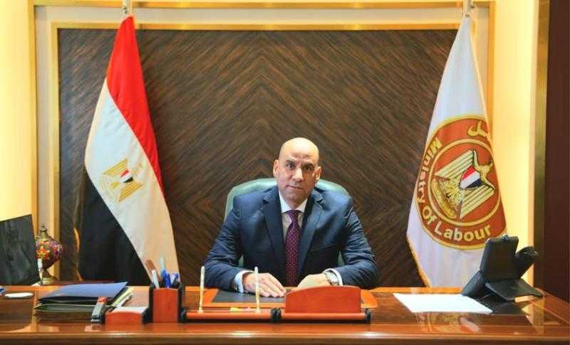 وزير العمل يتواصل هاتفيًا مع أسر العمال ضحايا الحادث المأساوي على طريق جنوب مدينة بورسعيد
