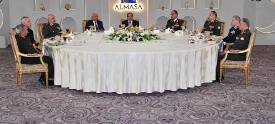 عاجل.الرئيس السيسى يتناول الإفطار مع قادة القوات المسلحة