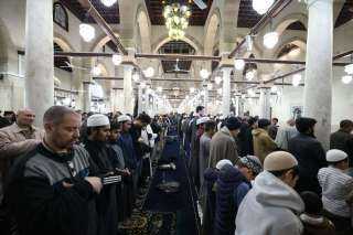آلاف المصلين يحيون الليلة الرابعة من رمضان في الجامع الأزهر