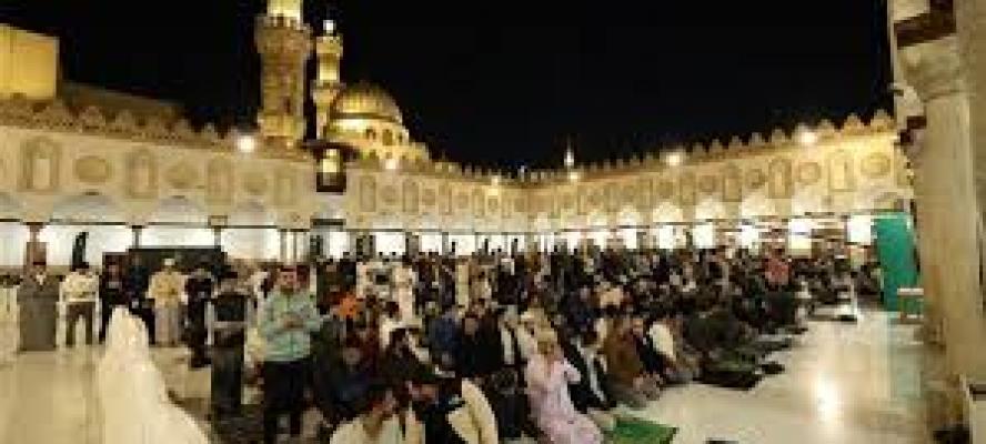 آلاف المصلين يؤدون العشاء والتراويح بالجامع الأزهر في سادس ليالى رمضان