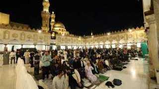 آلاف المصلين يؤدون العشاء والتراويح بالجامع الأزهر في سادس ليالى رمضان