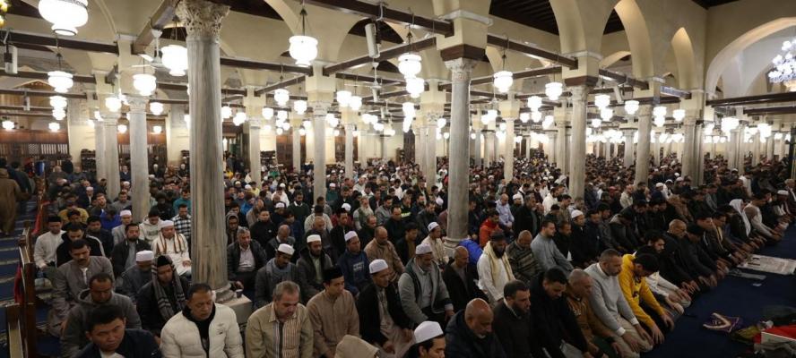 الأزهر يتلألأ في الليلة الثامنة.. آلاف المصلين وتنوع يزين التراويح