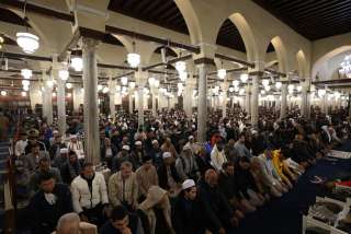 الأزهر يتلألأ في الليلة الثامنة.. آلاف المصلين وتنوع يزين التراويح