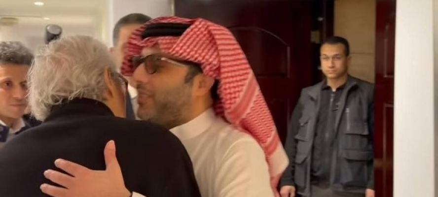 قبل رأسه.. تركي آل الشيخ يزور فاروق حسني داخل منزله