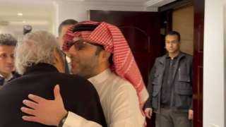 قبل رأسه.. تركي آل الشيخ يزور فاروق حسني داخل منزله