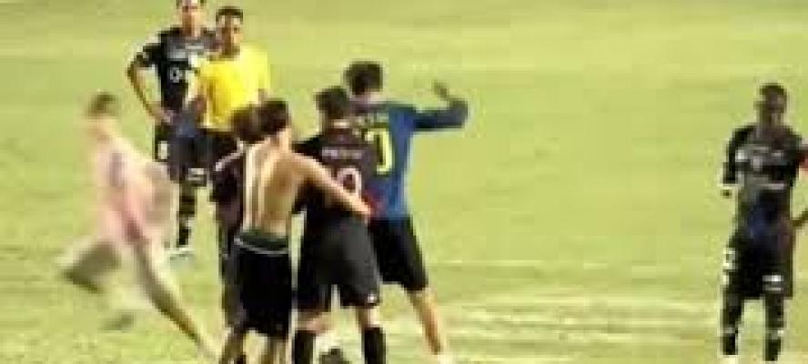 مشجع يسقط ميسي أرضا بمباراة ودية لإنتر ميامي في بورتو ريكو