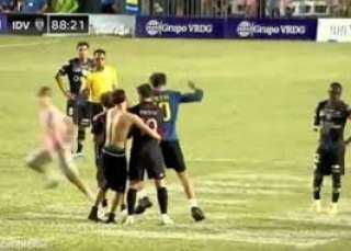 مشجع يسقط ميسي أرضا بمباراة ودية لإنتر ميامي في بورتو ريكو