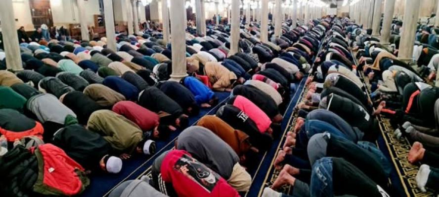 آلاف المصلين يؤدون صلاتي العشاء والتراويح في الليلة الثانية عشرة من رمضان بالجامع الأزهر