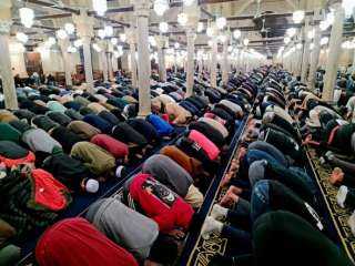 آلاف المصلين يؤدون صلاتي العشاء والتراويح في الليلة الثانية عشرة من رمضان... آلاف المصلين يؤدون صلاتي العشاء والتراويح في الليلة الثانية عشرة من رمضان بالجامع الأزهر