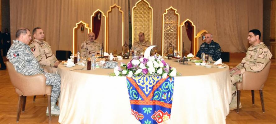 وزير الدفاع يلتقي مقاتلي القوات البحرية والمنطقة الشمالية العسكرية ويشاركهم وجبة الإفطار