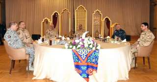 وزير الدفاع يلتقي مقاتلي القوات البحرية والمنطقة الشمالية العسكرية ويشاركهم وجبة الإفطار