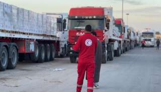 الهلال الأحمر المصري يدفع بـ 3 آلاف طن مساعدات غذائية عبر قافلة «زاد العزة» 150| صور