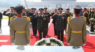 وزير الدفاع  يضع إكليل من الزهور على النصب التذكارى لشهداء القوات المسلحة