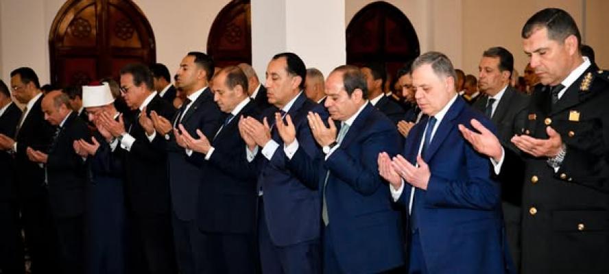 الرئيس السيسى يختتم زيارته لأكاديمية الشرطة بأداء صلاة العشاء والتراويح مع المسئولين والطلبة