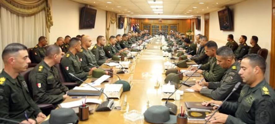 وزير الدفاع والإنتاج الحربي يلتقي عددًا من قادة الوحدات والوحدات الفرعية بالجيشين الثاني والثالث الميدانيين