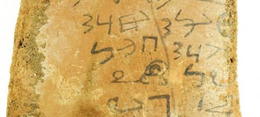 الكشف عن 13 ألف أوستراكا جديدة بموقع أتريبس الأثري بمحافظة سوهاج