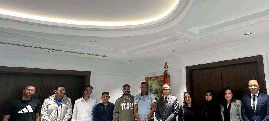 سفير مصر في أبوظبي يلتقي أبناء الجالية لمتابعة أوضاعهم