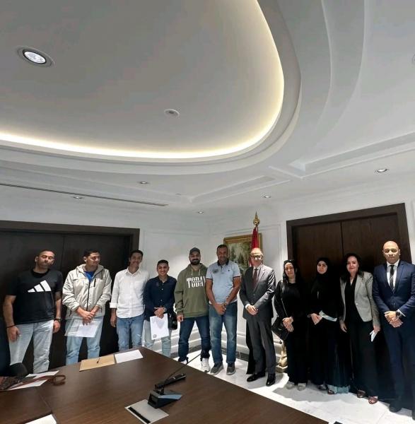 سفير مصر في أبوظبي يلتقي أبناء الجالية لمتابعة أوضاعهم