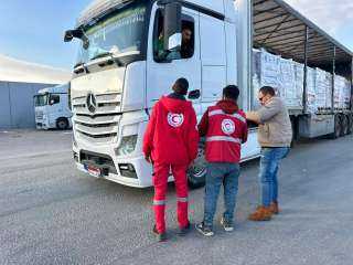 الهلال الأحمر المصري يعزز مد غزة بمزيد من المستلزمات الإغاثية والشتوية عبر... الهلال الأحمر المصري يعزز مد غزة بمزيد من المستلزمات الإغاثية والشتوية عبر قافلة «زاد العزة» 156