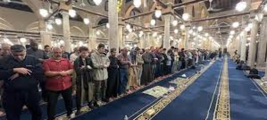 توافد آلاف المصلين في الجامع الأزهر لإحياء ليلة القدر وسط أجواء روحانية