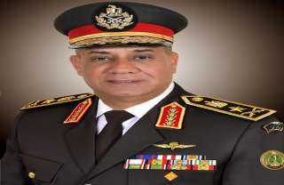 وزير الدفاع والإنتاج الحربى يلتقي مقاتلي القوات الجوية ويشاركهم تناول وجبة الإفطار