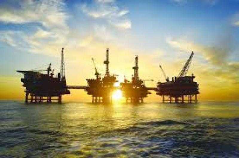 النفط يحافظ على مكاسبه فوق 100 دولار وسط ترقب قرار الفيدرالي الأمريكي