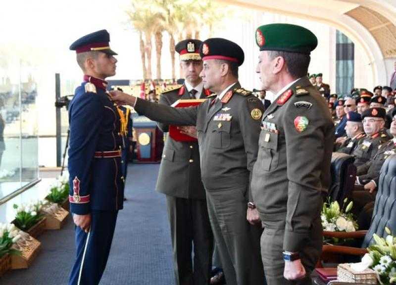 وزير الدفاع والإنتاج الحربى يشهد حفل إنتهاء فترة الإعداد العسكرى لطلبة الأكاديمية العسكرية المصرية والكليات العسكرية