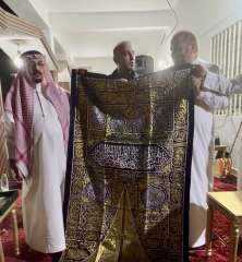 ديوانية مبارك العتيبي بمكة المكرمة تكرم  الإعلامي فوزي بدوي بقطعة من كسوة الكعبة المشرفة