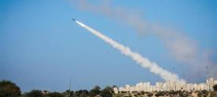 إعلام إسرائيلي: رشقة صاروخية إيرانية تستهدف حيفا شمالي إسرائيل