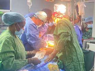 جامعة المنصورة تحقق إنجازًا طبيًا دوليًا بمشاركة فريق قلب وجراحة في تنزانيا