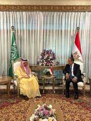 وزير الخارجية يبحث مع نظيره السعودي جهود التهدئة الإقليمية